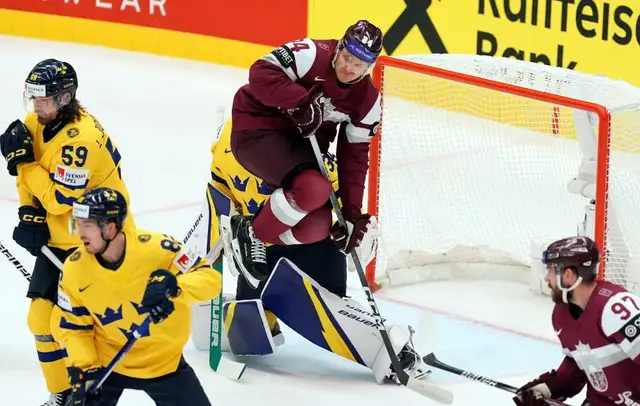 Latvijas hokejisti pārliecinoši zaudē Zviedrijai