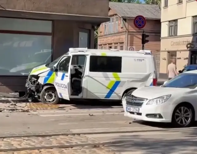 В Агенскалнсе произошла авария с участием полицейского микроавтобуса (ВИДЕО)