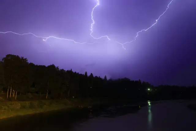 Tuvākajās stundās Rīgā gaidāms pērkona negaiss