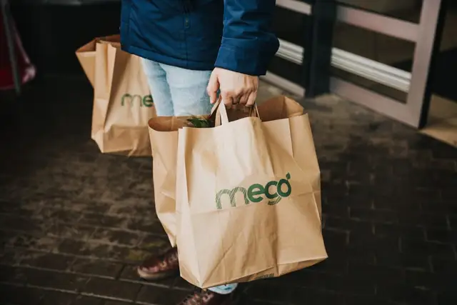 Mego uzsācis videi draudzīgāku pirkuma maisiņu iepirkumu procedūru un līdz gada beigām plāno pilnībā pāriet uz 100 % pārstrādājamu iepakojumu uzņēmuma kulinārijas produkcijai