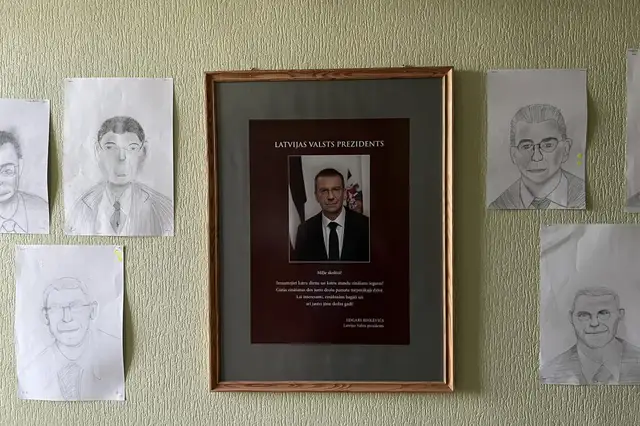 Хорошо, что он не видел: в Приекульской школе — выставка портретов Ринкевича (ФОТО)