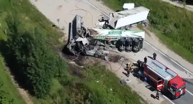 Uz Ventspils šosejas netālu no Jaunmoku pils trīs kravas automobiļu avārijā viens bojāgājušais