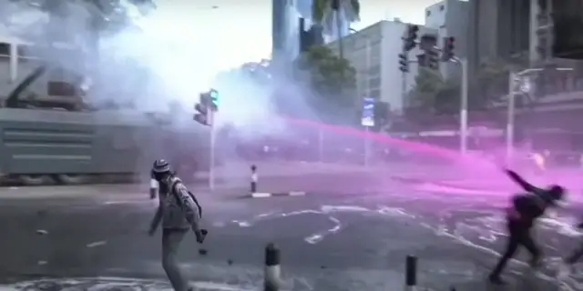 Протесты против повышения налогов: толпа подожгла парламент Кении, полиция открыла огонь по людям