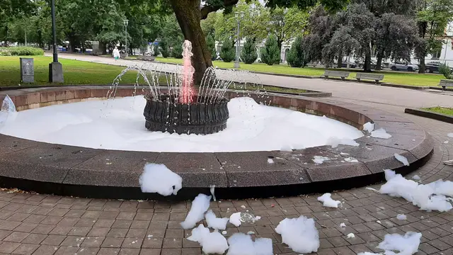 И вспенились воды! Необычное явление в рижском фонтане на Эспланаде (ФОТО, ВИДЕО)