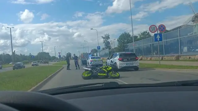 Чемпионата мира по ралли в Риге: гонщик попал в аварию с машиной полиции (ФОТО)