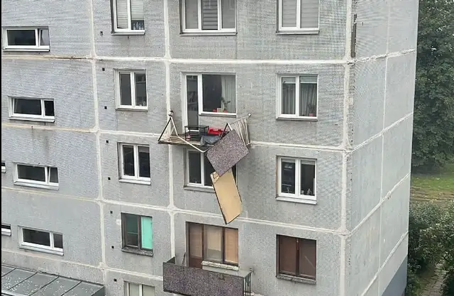 Purvciemā vētra sabojā daudzstāvu ēkas balkonu (FOTO, VIDEO)