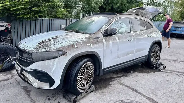 В Юрмале из затопленных подземных гаражей вытащили несколько дорогих автомобилей (ВИДЕО)