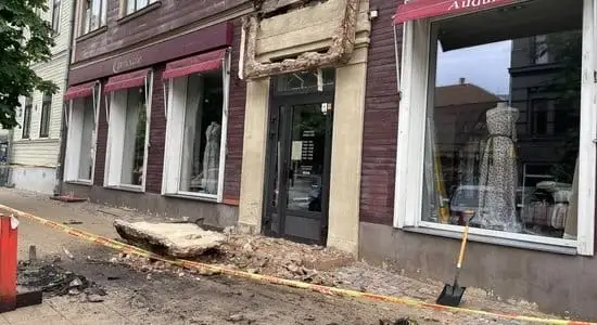 Рухнул балкон жилого дома: прямо на улицу в самом центре Риги