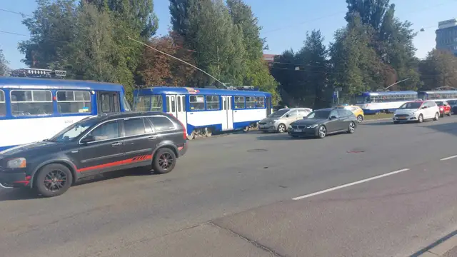 Авария на Ганибу дамбис: в трамвай въехала машина