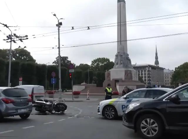 «Возможно, смотрел не на тот светофор»: подробности аварии с участием мотоцикла и троллейбуса в Риге