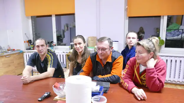 Bez pajumtes palikušo ukraiņu bēgļu epopeja: ministrija tikai noplāta rokas — naudas nav