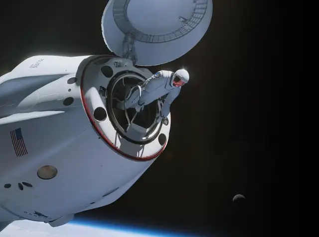 SpaceX запустила миссию с выходом в космос непрофессионалов
