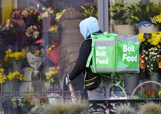«Bolt Food» organizējis drošas braukšanas skolas nodarbības ārvalstu partnerkurjeriem