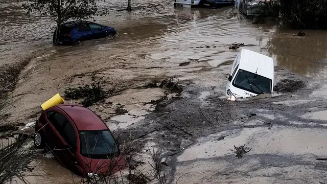 Несколько человек пропали без вести и один погиб в Испании из-за непогоды (ВИДЕО)