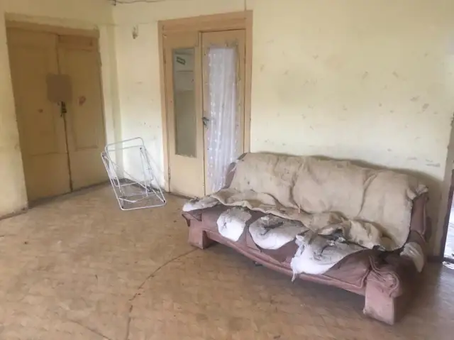 И ни в чем себе не отказывайте: беженцев из Украины переселяют из аварийного дома… в ещё более аварийный?