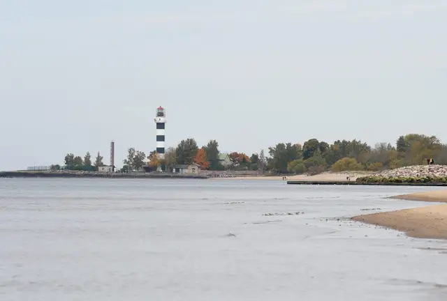 Rīgā uz mola izglābts cilvēks