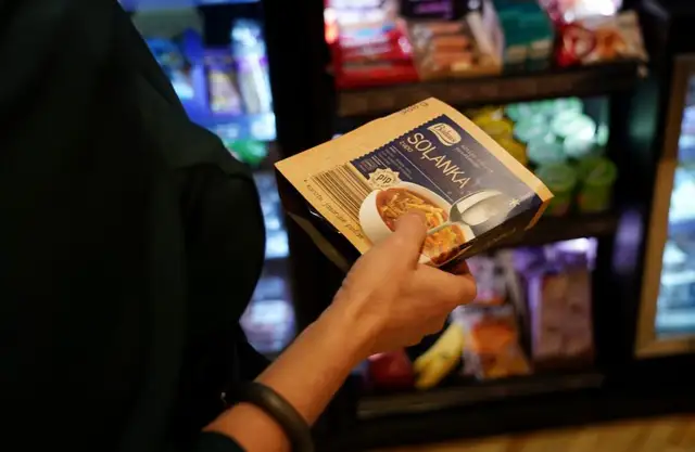 Deputāti tikuši pie iespējas Saeimas namā iegādāties sviestmaizes un citas uzkodas