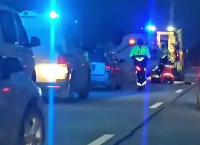 Тяжелая авария под Саласпилсом: автомобиль протаранил тракторный прицеп с бревнами и перевернулся (ВИДЕО)