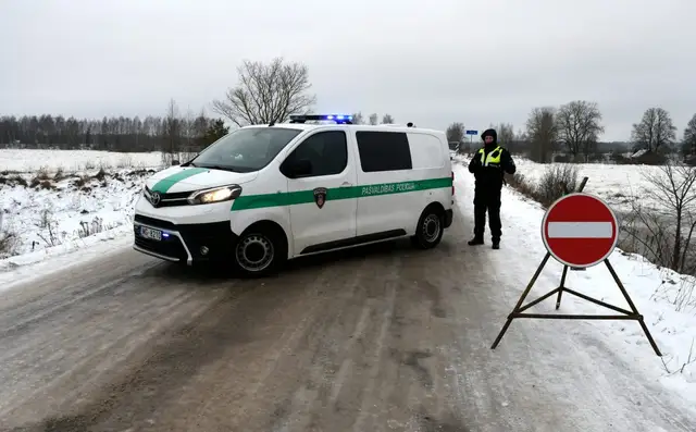 На Лиепайском шоссе бусик занесло на льду и он упал в реку