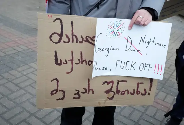 Pāris desmiti cilvēku piketā pie Kongresu nama pauž atbalstu Gruzijai cīņā par demokrātiju