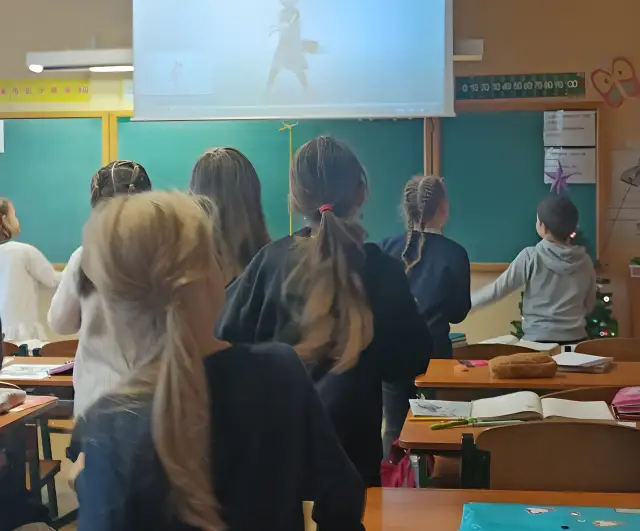 «Negribu aizmirst krievu valodu. Tā ir mana dzimtā valoda!» Reportāža no skolas pulciņa nodarbības