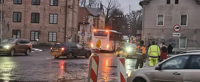 Фура перегородила обе полосы: ДТП на Даугавгривас в Риге (дополнено)