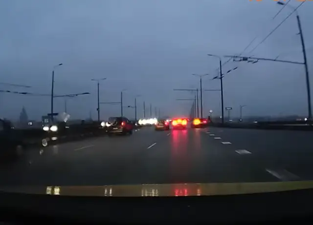 Опасный участок на Островном мосту: водителей предупреждают (ВИДЕО)