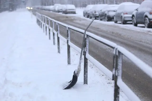 Sniega un apledojuma dēļ daudzviet Latvijā apgrūtināta braukšana pa autoceļiem