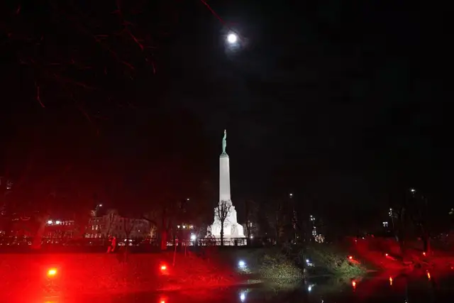 Не только качели за 165 000 евро, которые ломают ноги: «Новое единство» хвастается достижениями за 2024 год в Риге