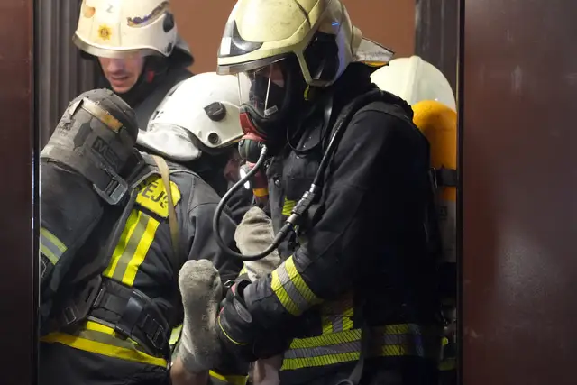 «Мог весь подъезд взлететь на воздух»: подробности ночного пожара в Иманте (Видео, фото)