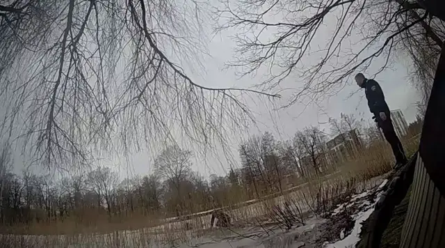 Рижские полицейские спасли двух мальчиков, провалившихся под лед