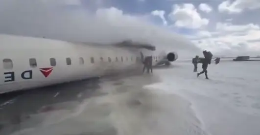 Пассажирский самолет перевернулся при посадке в Торонто (ВИДЕО)