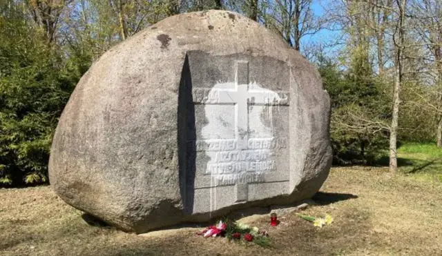 За смешное вознаграждение: дело об осквернении памятника латышским легионерам передано в суд