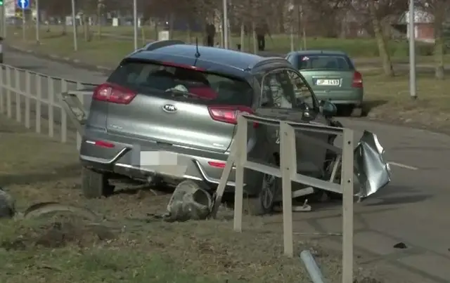 В Плявниеках автомобиль сбил ребенка на обочине: водитель уснул за рулём