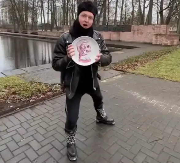 Новая работа скандального художника Кристиана Бректе снова вызвала бурю в соцсетях (ВИДЕО)