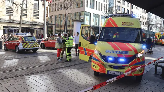 Manheimā pūlī ietriekusies automašīna; viens bojāgājušias