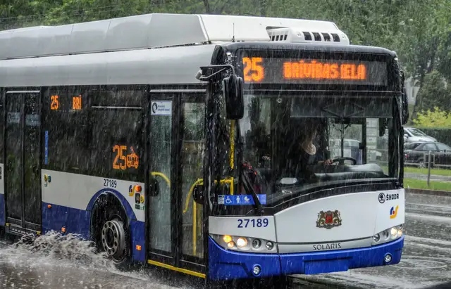 Нападавший ударил водителя и сбежал: инцидент в 25-ом рижском троллейбусе
