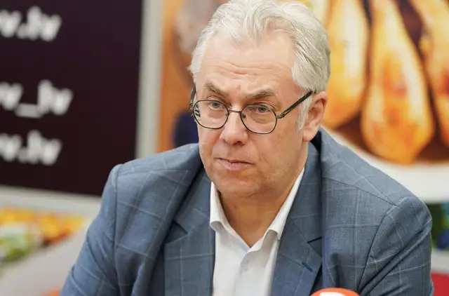 Выступает с лекциями о кино и коллекционирует кирпичи: тайная жизнь Юрия Перевощикова