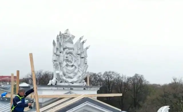 C фасада Центра русской культуры в Таллине демонтировали советский герб