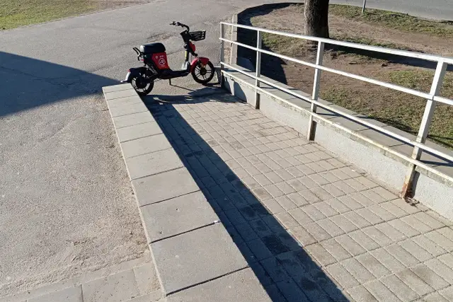 И чтобы не ездили по тротуарам: Клейнбергс хочет запретить мопеды «Ride Mobility» в Риге