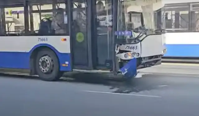 Поехал на красный свет: автобус Rīgas Satiksme попал в аварию в центре Риги (ВИДЕО)