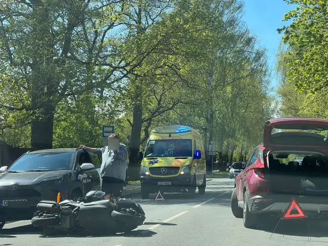 Юрмалас гатве встала в пробку: сбит мотоциклист