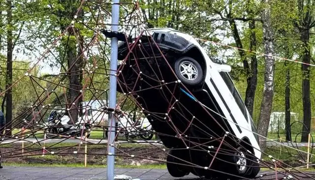 В Бабите пожилая дама врезалась на машине в детскую площадку