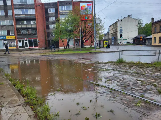 Драка, нож, кровь на лестнице. На Саркандаугаве мужчину чуть не зарезали