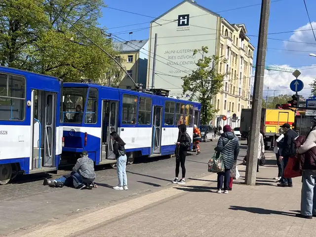 Травмы могло не быть: пассажирка, выходя из трамвая, сломала ногу
