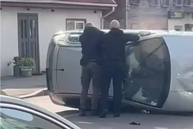 Тяжелое ДТП на Таллинас: от удара машина перевернулась (ВИДЕО)
