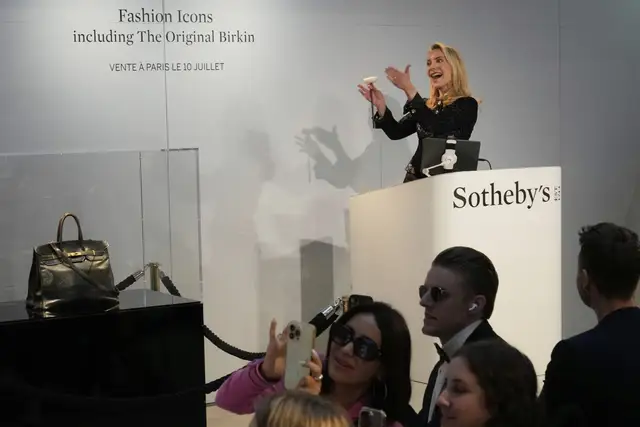 Прототип сумки Birkin от Hermès была продана на аукционе Sotheby’s за рекордную сумму