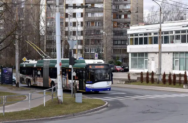Valsts policija ar Valsts drošības dienestu aiztur vīriešus par trolejbusā izdarītu naida noziegumu