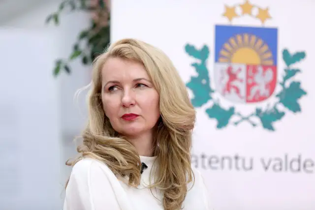 Упала и сломала руку: министр серьезно пострадала на скользкой лестнице