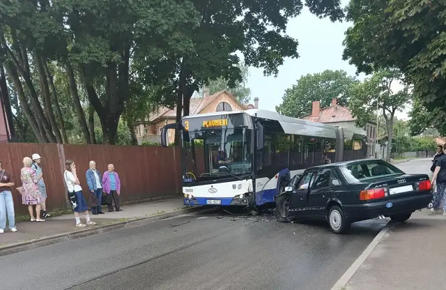 Автобус и машина дорогу не поделили: авария в Болдерае парализовала общественный транспорт (ФОТО)